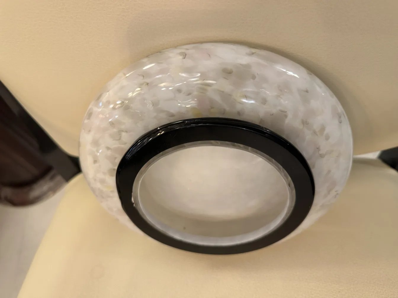 florneiro antigo de Murano com bisel preto e decoração clara, fundo suave