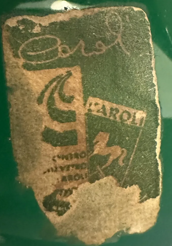 etiqueta antiga com design escuro e claro