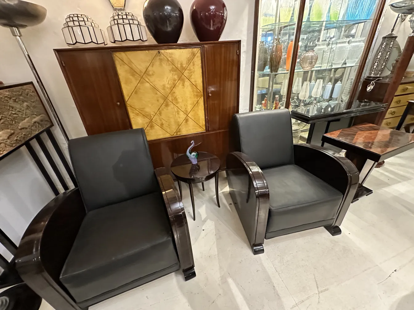 Антикварная скульптура Мурано с цветными деталями на фоне