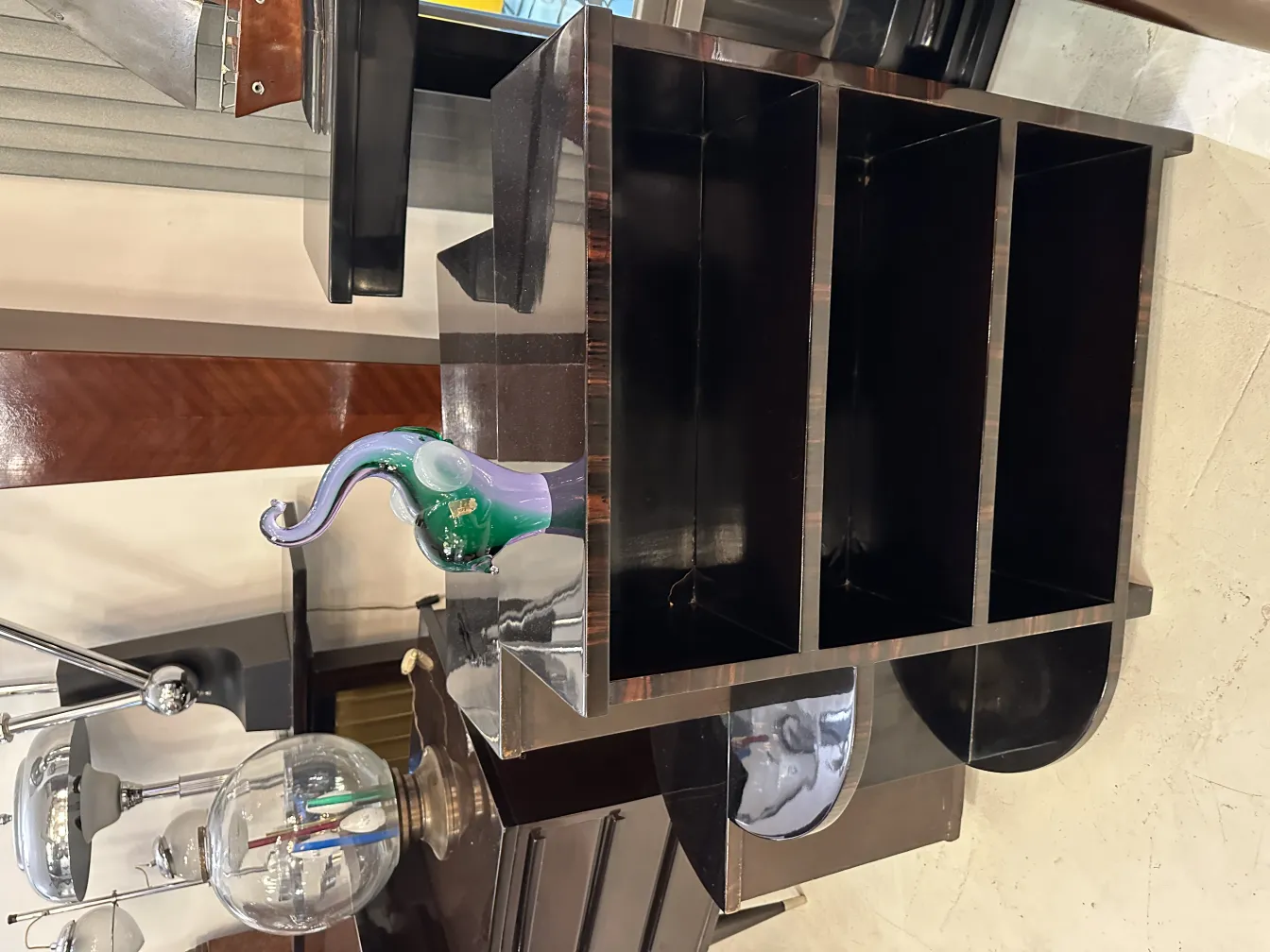 murano-skulptur mit bunten formen und elegantem stil