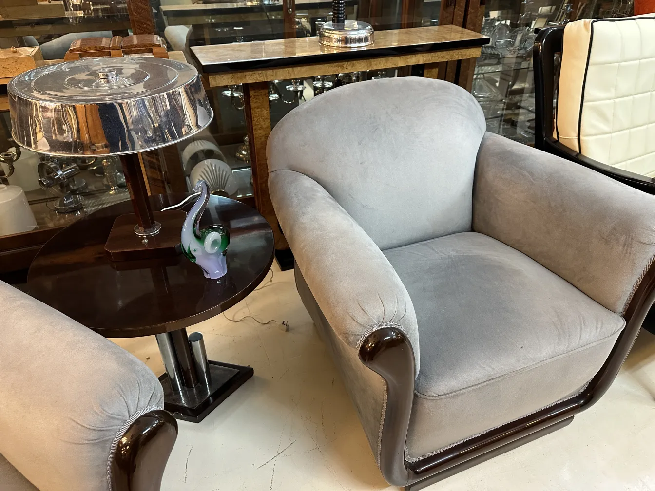 escultura de murano antiga com cores vibrantes na mesa