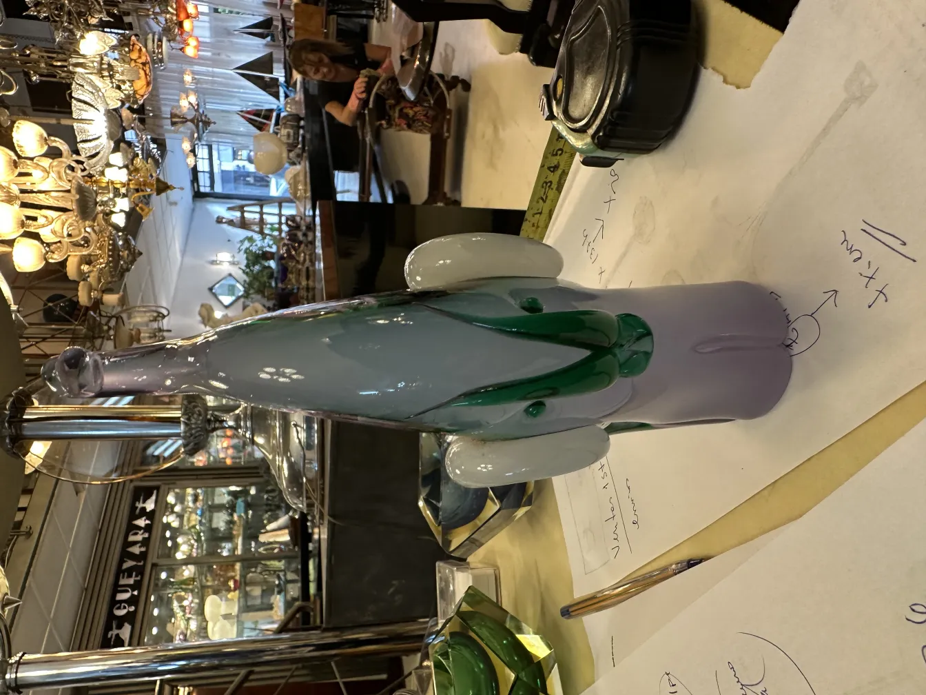 scultura murano antica con dettagli colorati unici