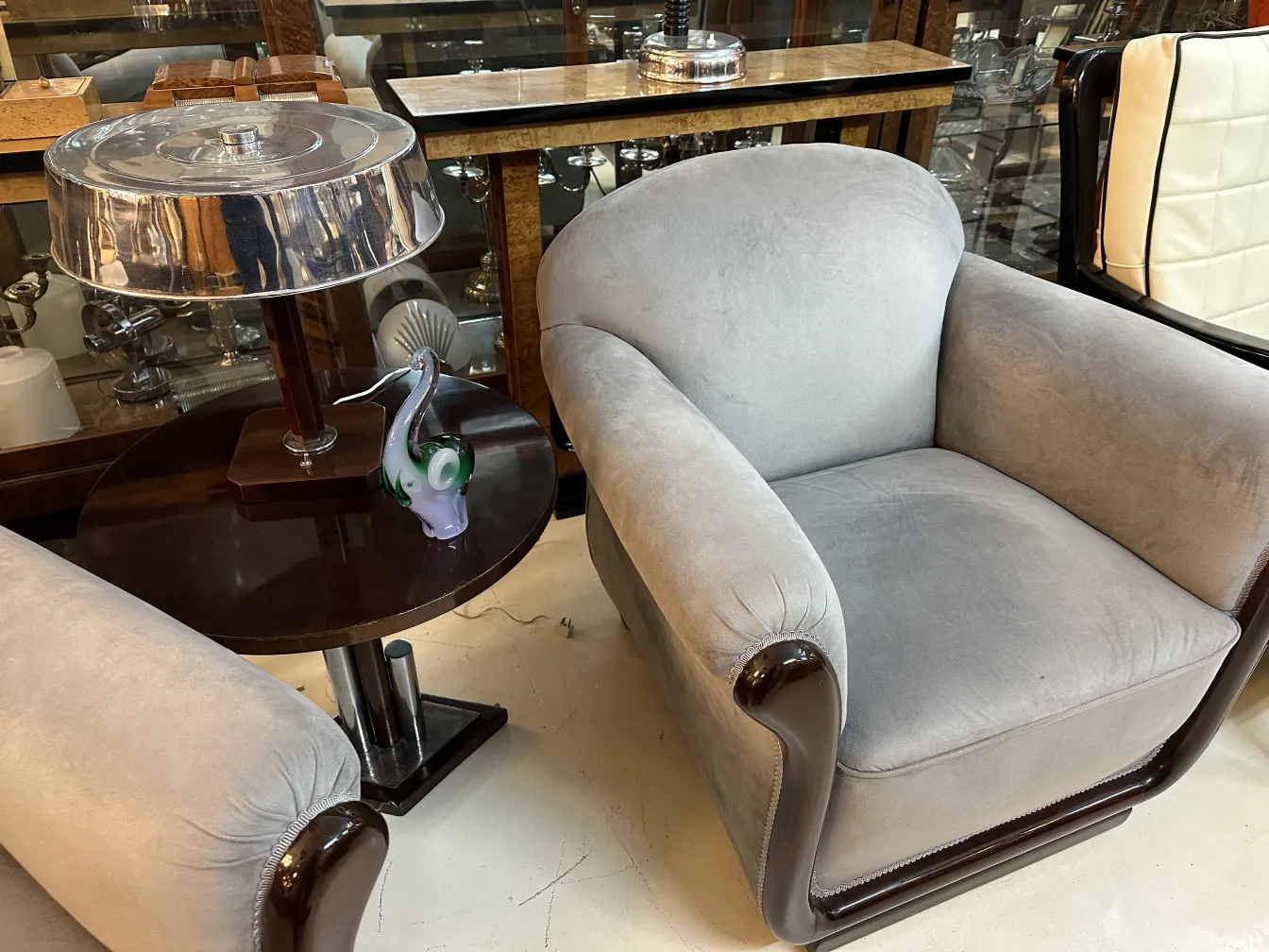 تمثال مورانو الملون على الطاولة مع مصباح وكراسي