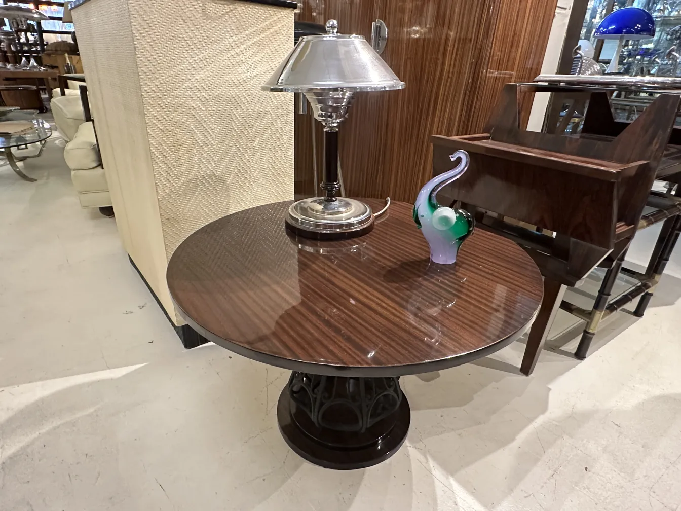 Escultura de Murano con formas elegantes y coloridas, decorando una mesa