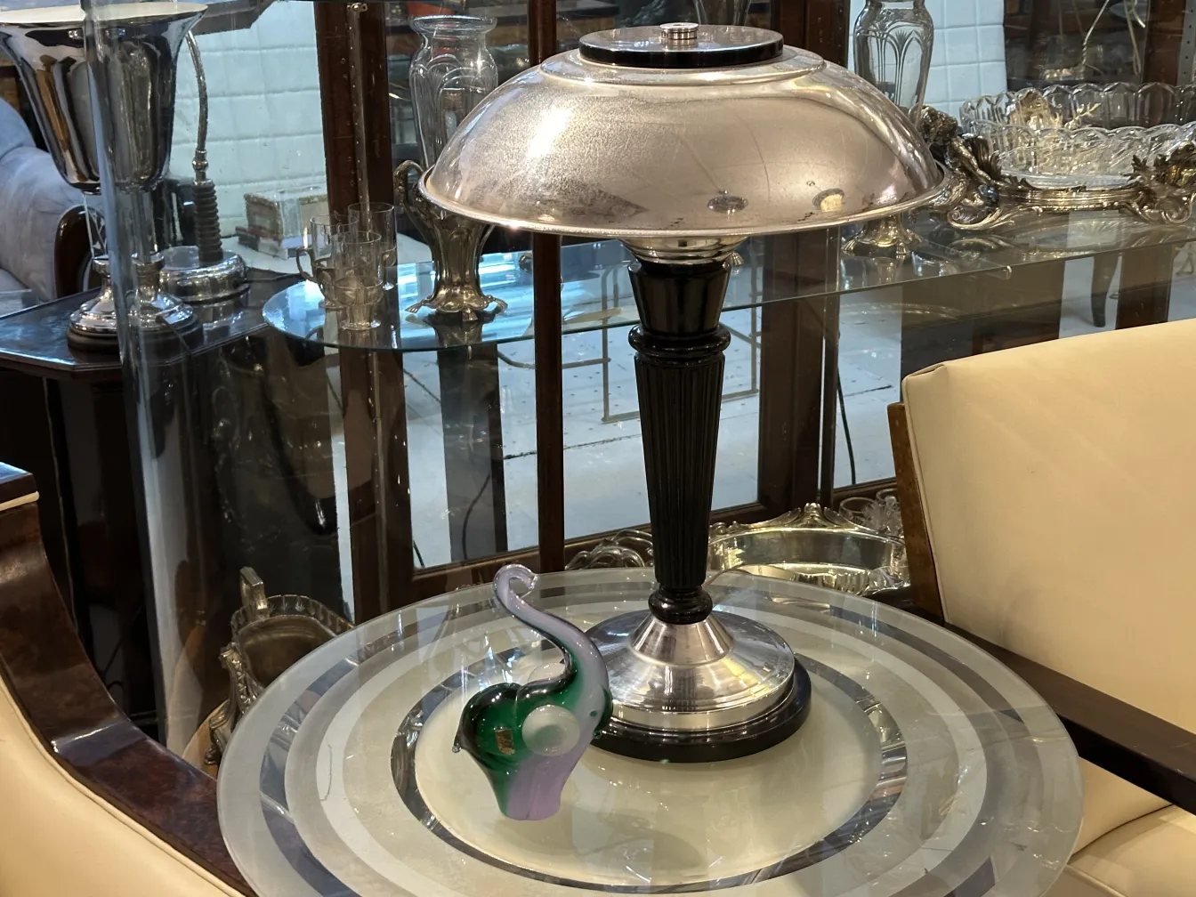 Escultura de murano antiga com forma de elefante decorativo em uma mesa