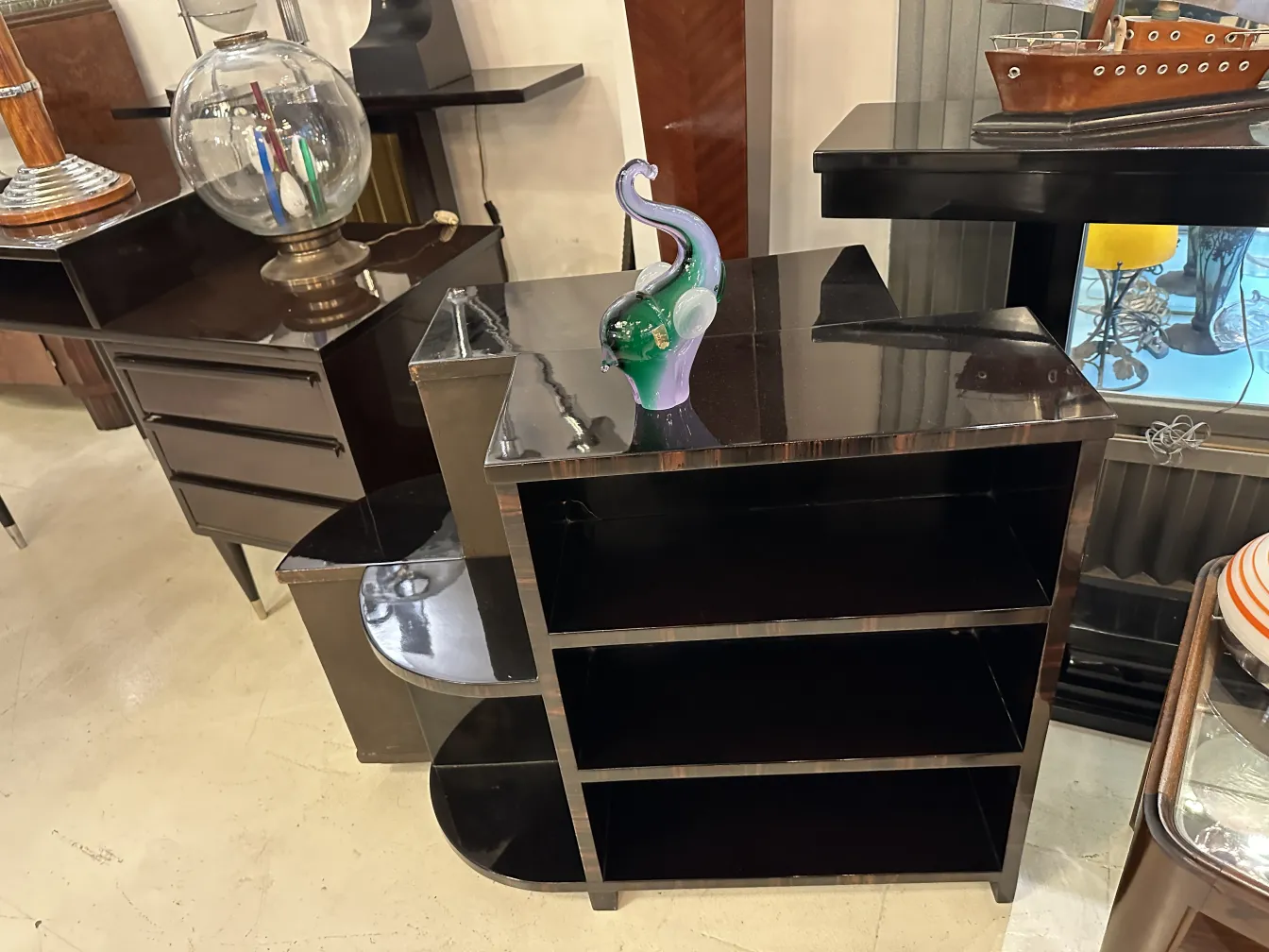 Antike Murano-Skulptur in Form eines bunten Schwans auf einem schwarzen Tisch.