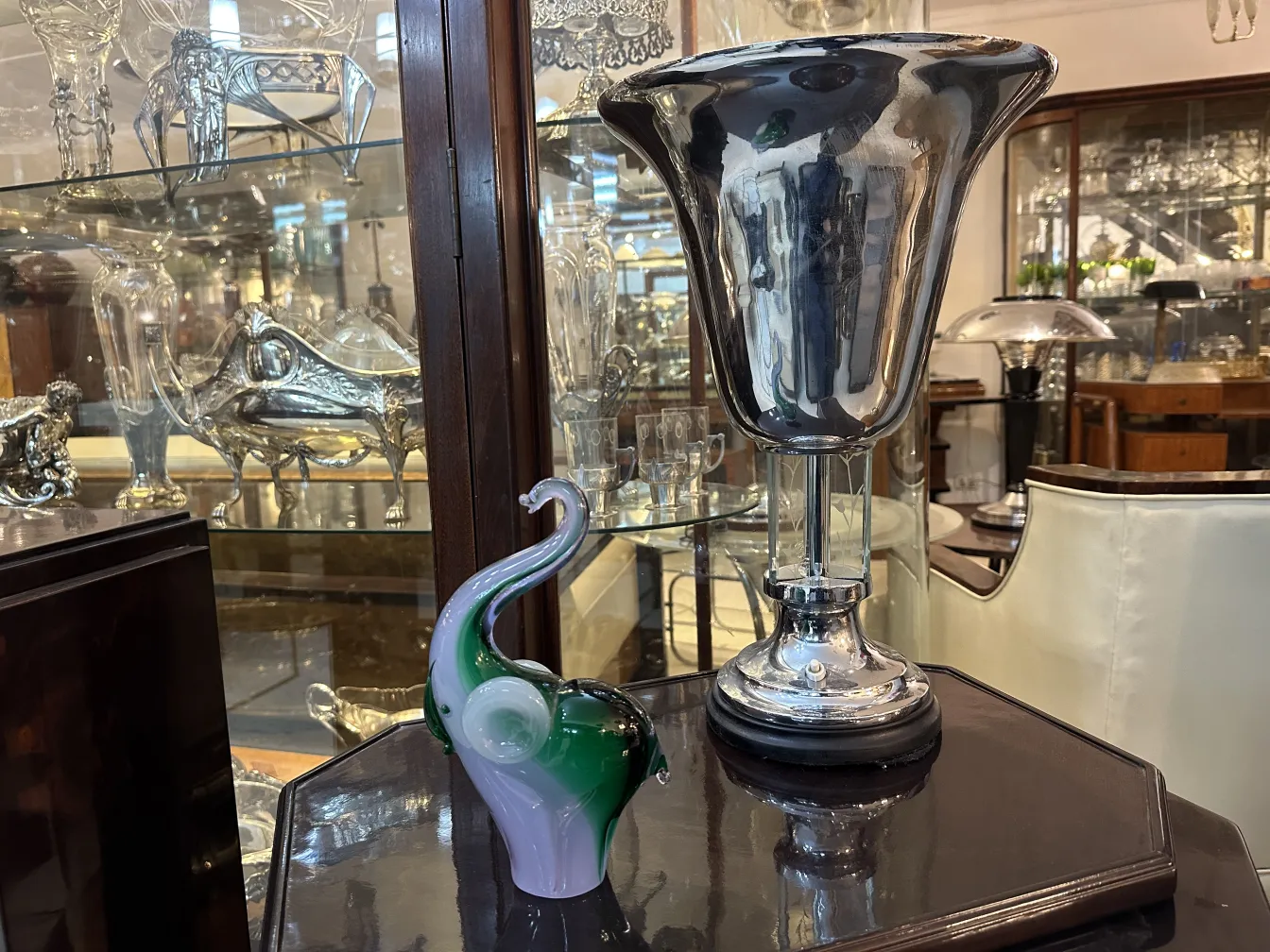 Antike Murano-Skulptur mit lebhaften Farben und elegantem Design, dekorativ in einer antiken Umgebung.