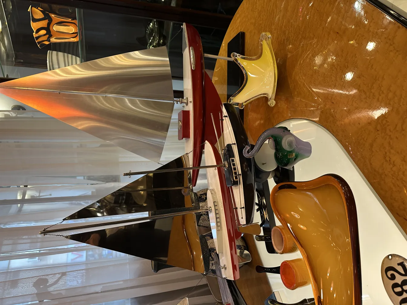 海洋の形と鮮やかな色合いの古いムラーノ島の彫刻、海洋環境の中で