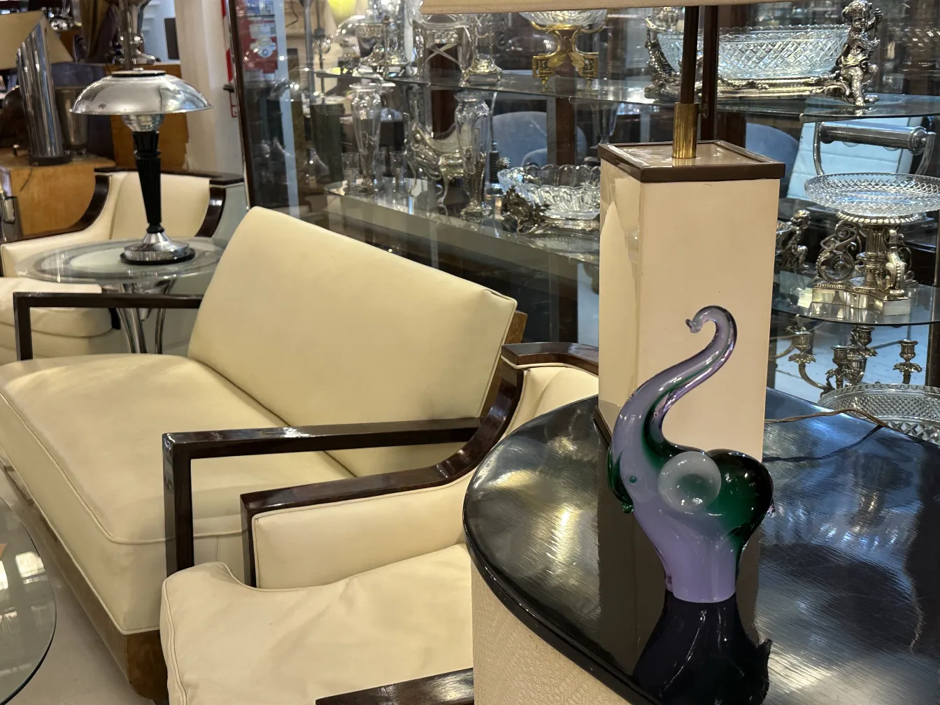 Antike dekorative Murano-Skulptur mit eleganten Formen und lebhaften Farben in einem klassischen Umfeld.