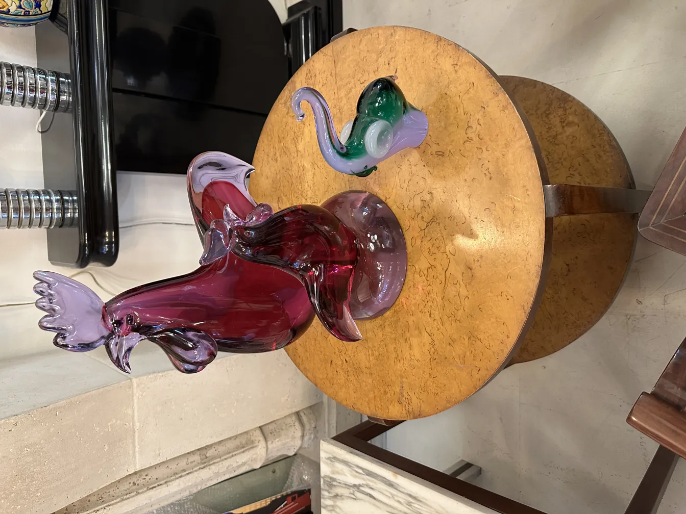 Sculpture de Murano antique en rouge et violet avec des détails courbés sur une table en bois