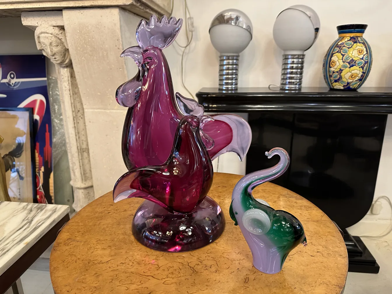 Figura antica di Murano in colori vivaci, atmosfera accogliente.