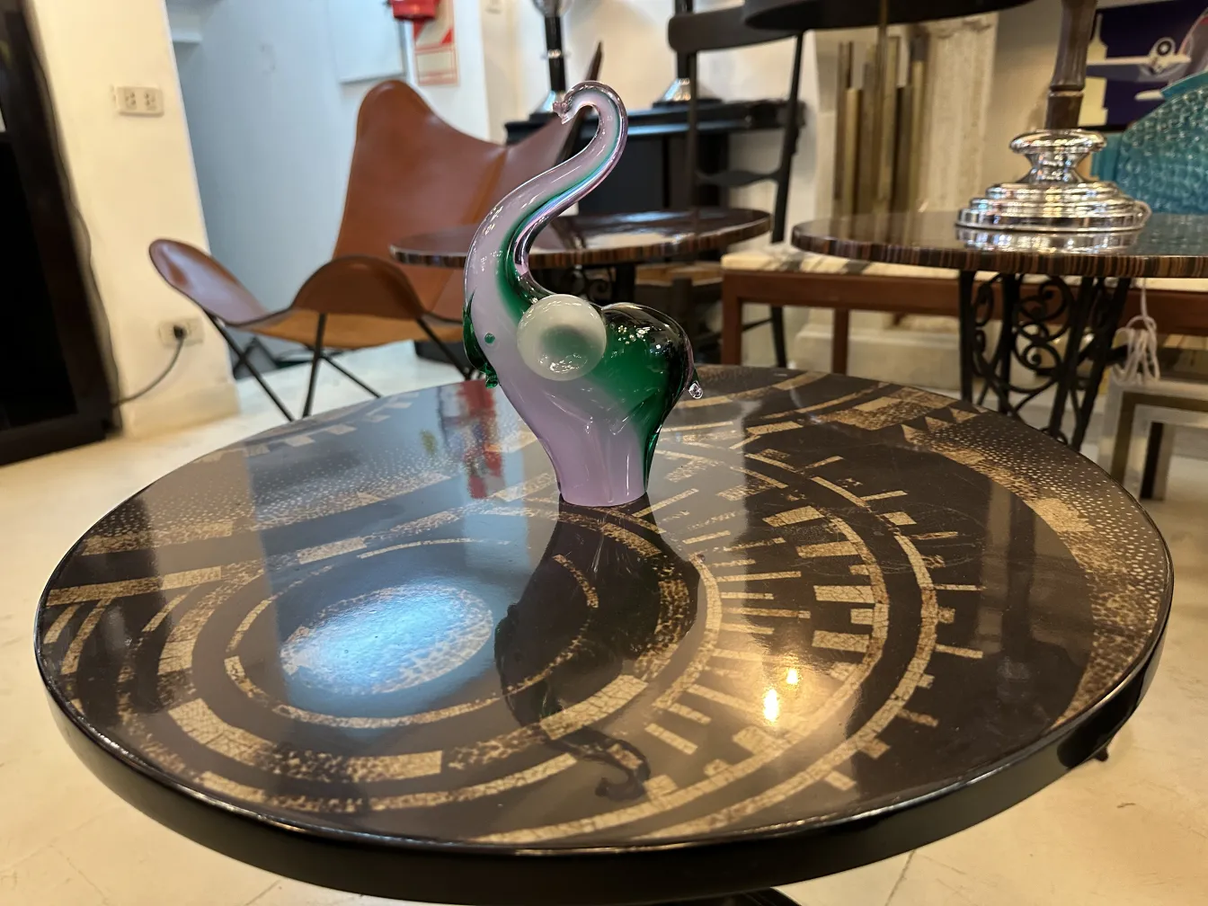 सजावटी मुरानो मूर्तिकला एक मेज पर