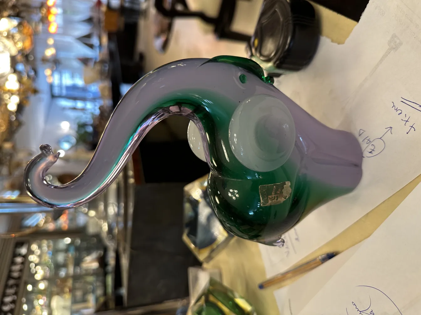 具有优雅曲线和绿色的装饰性穆拉诺雕塑