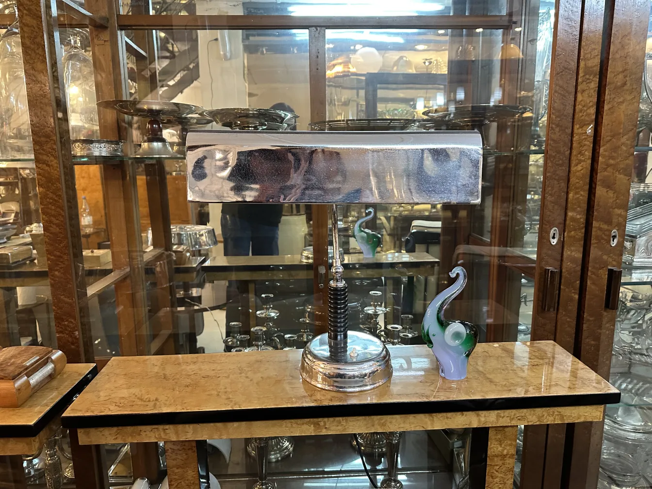 Escultura de Murano antiga com formas elegantes em um ambiente decorativo.