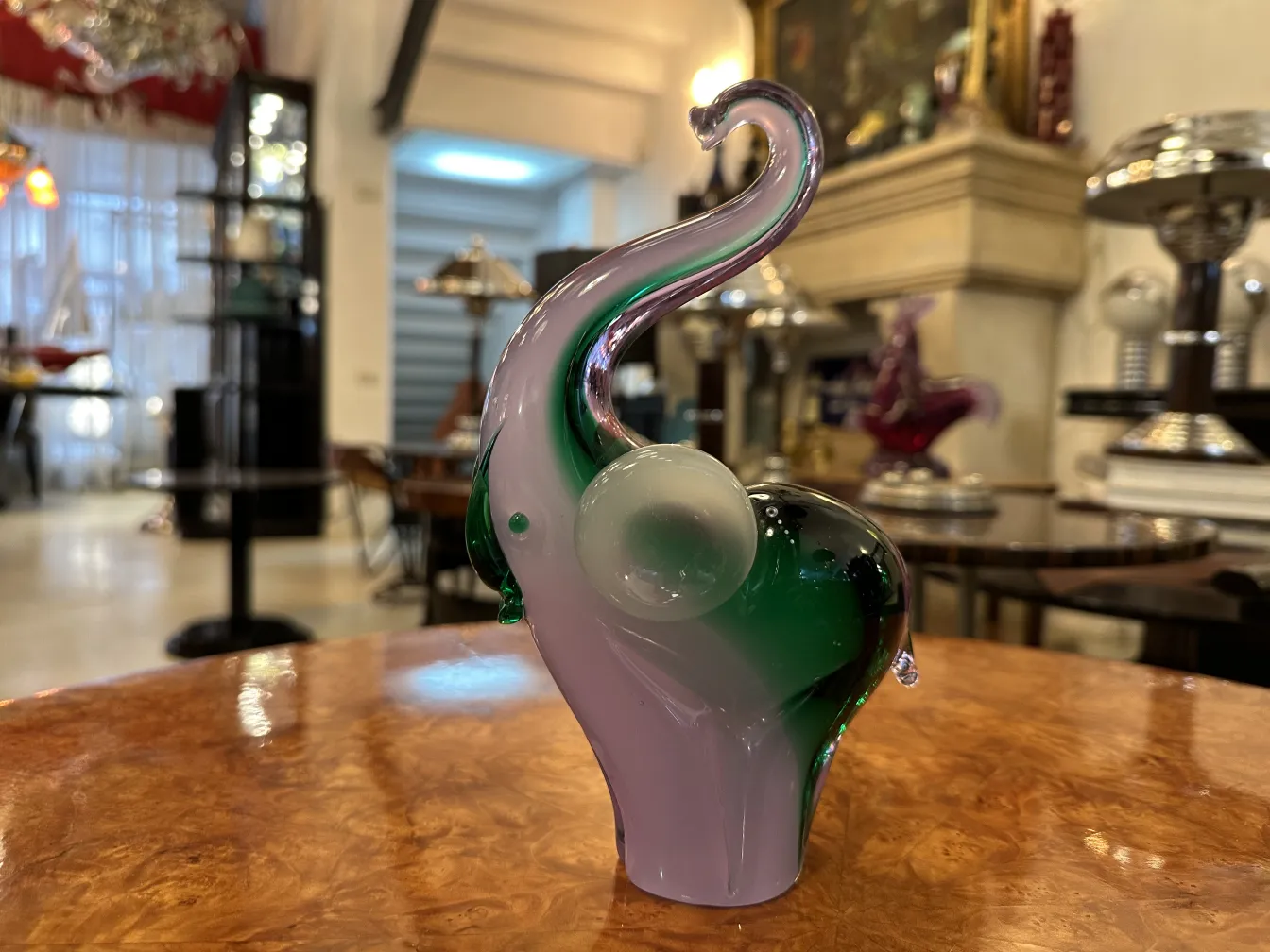Murano-Skulptur in Form eines Elefanten mit lebhaften Farben in einer dekorativen Umgebung.