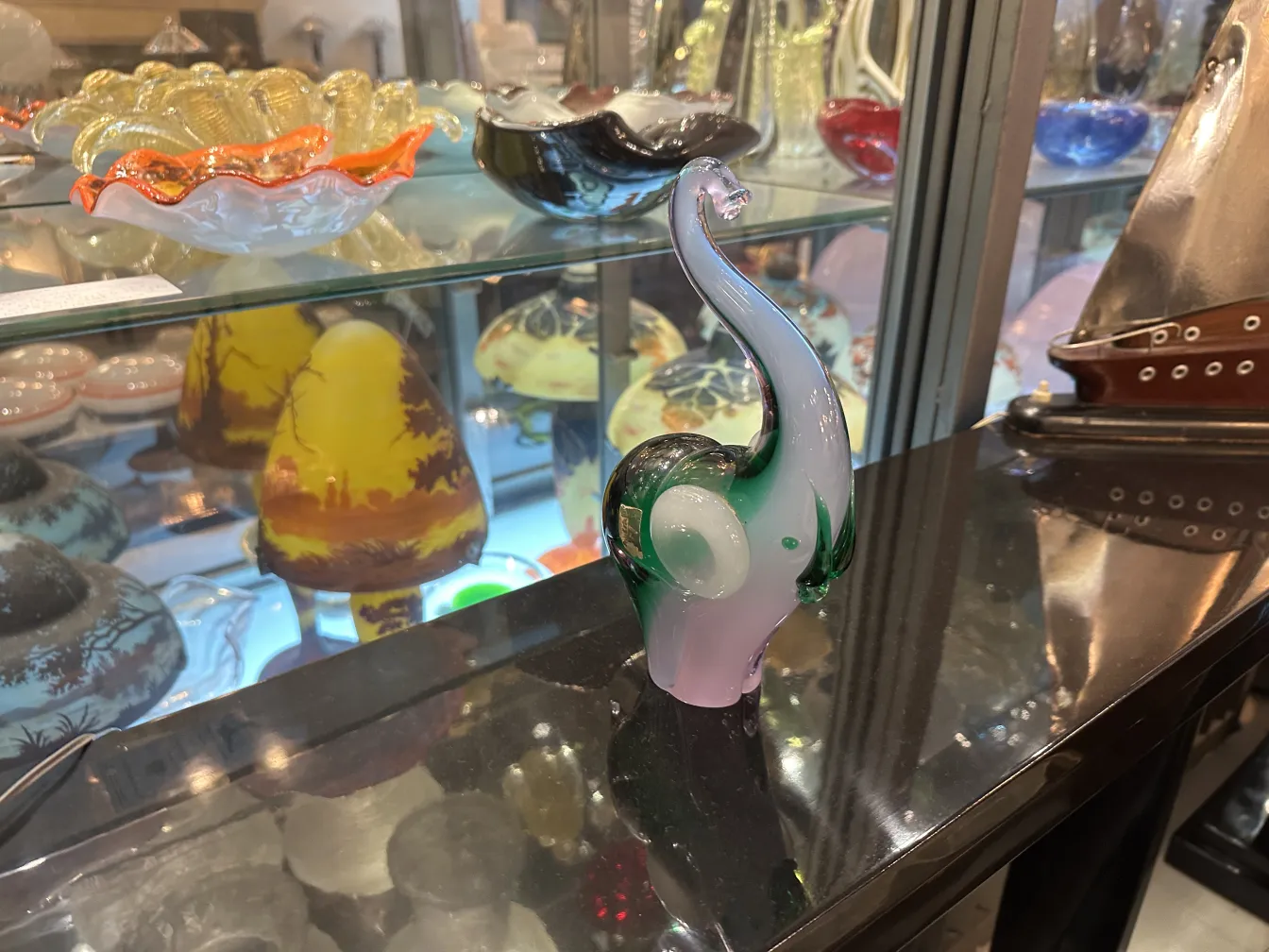 antike Murano-Skulptur mit eleganter Form und lebhaften Farben in einer antiken Umgebung