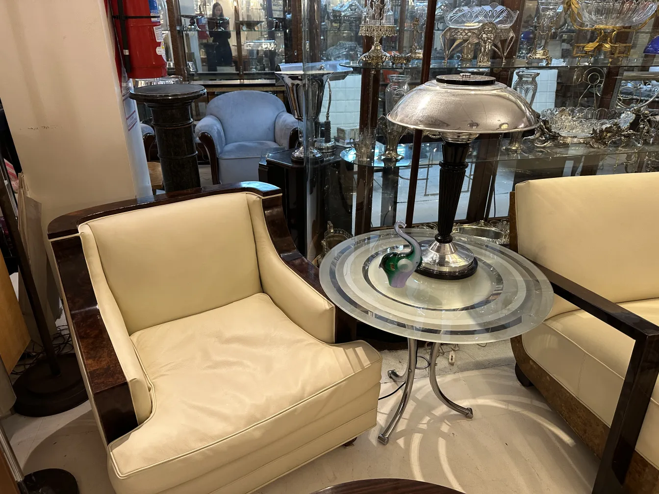 Escultura antiga de Murano decorativa em sala de exibição, com poltronas e lâmpada