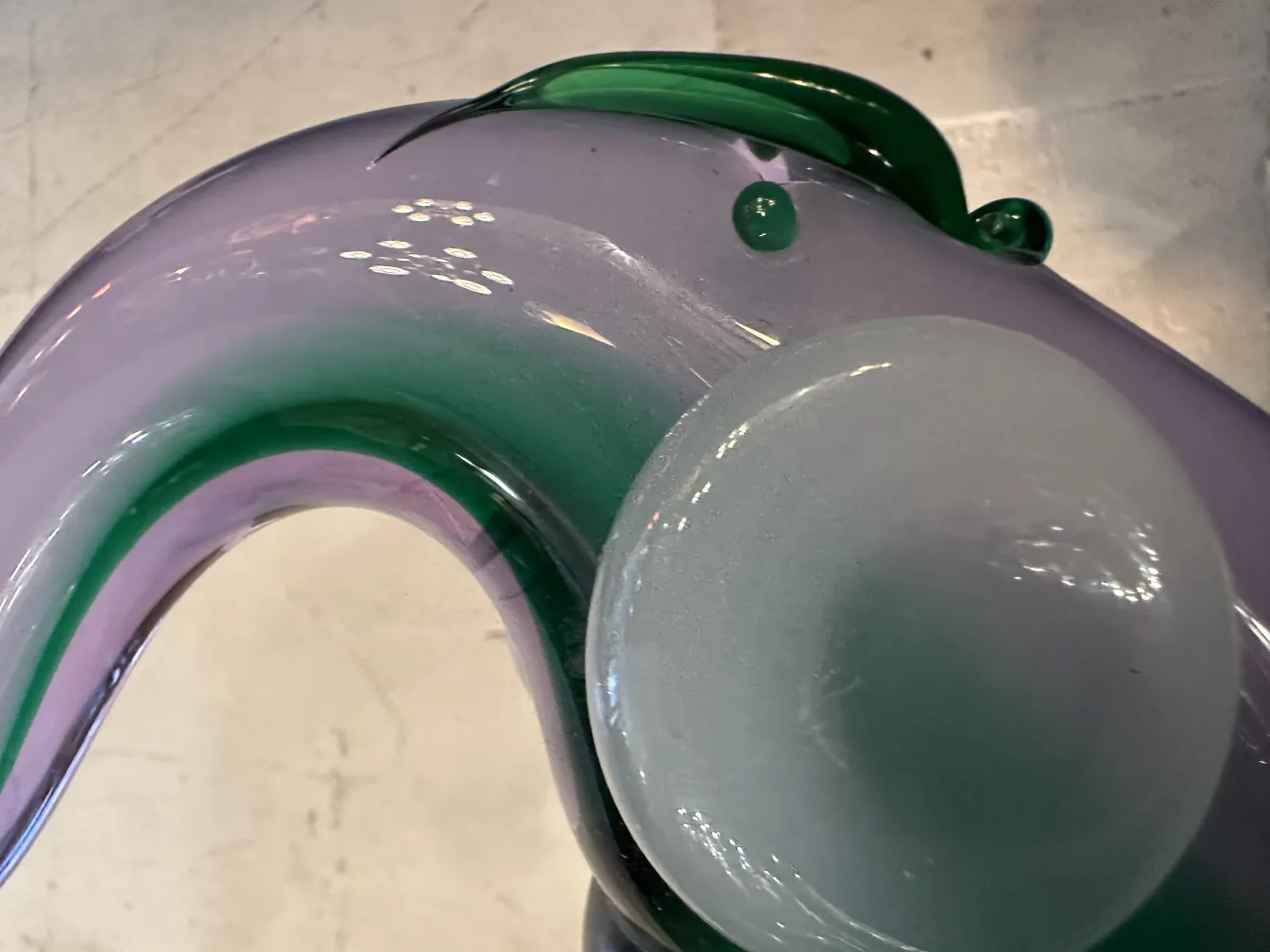 murano-skulptur mit sanften farben und gewellten formen auf einem hellen hintergrund