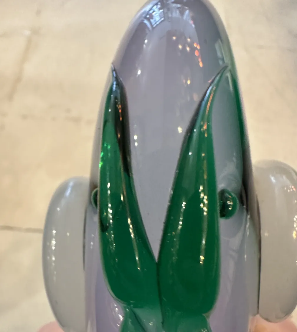 античная скульптура Мурано с элегантными деталями и яркими цветами на экспозиции