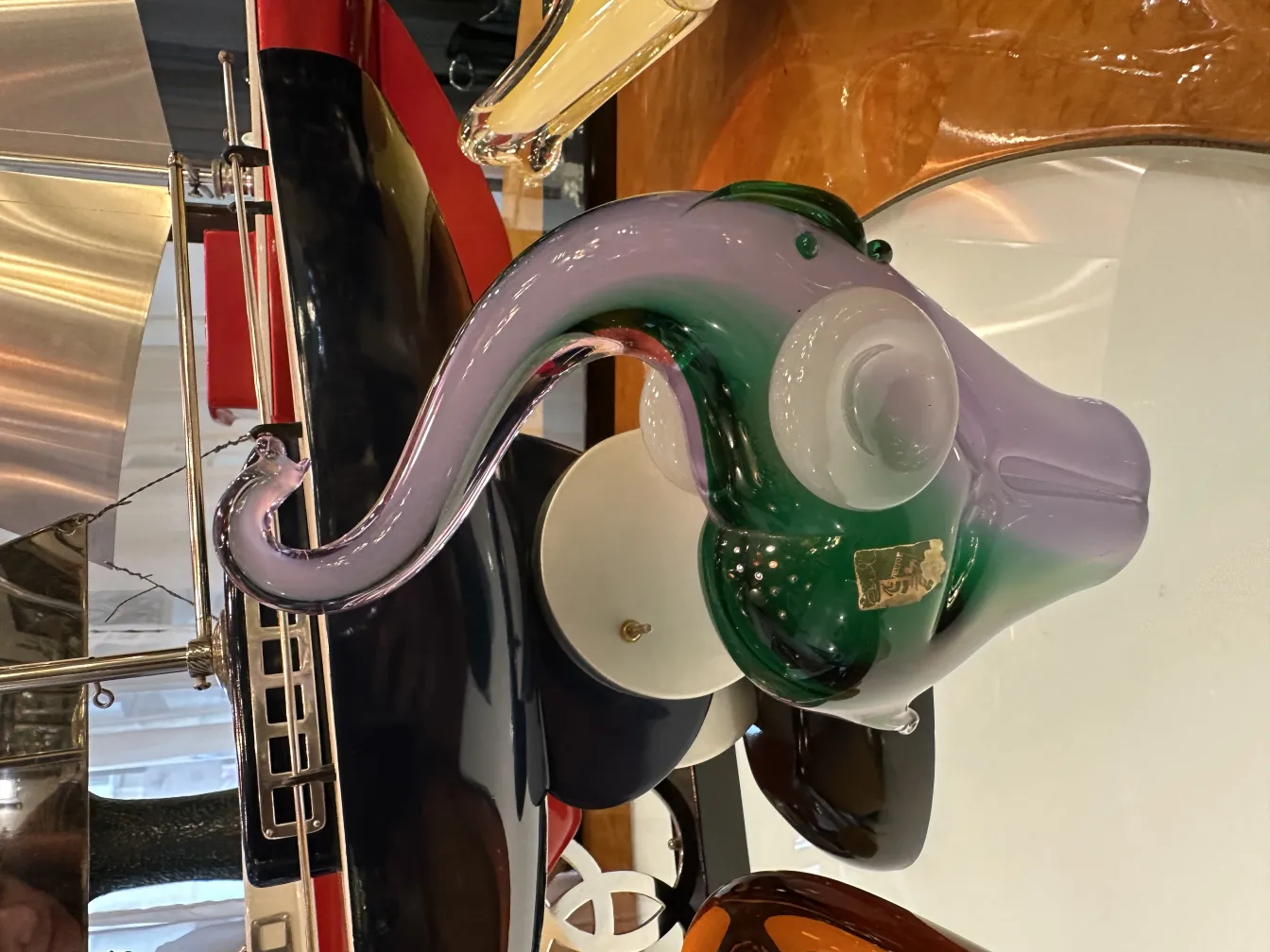 Sculpture ancienne de Murano en forme d'éléphant avec des teintes vertes et violettes