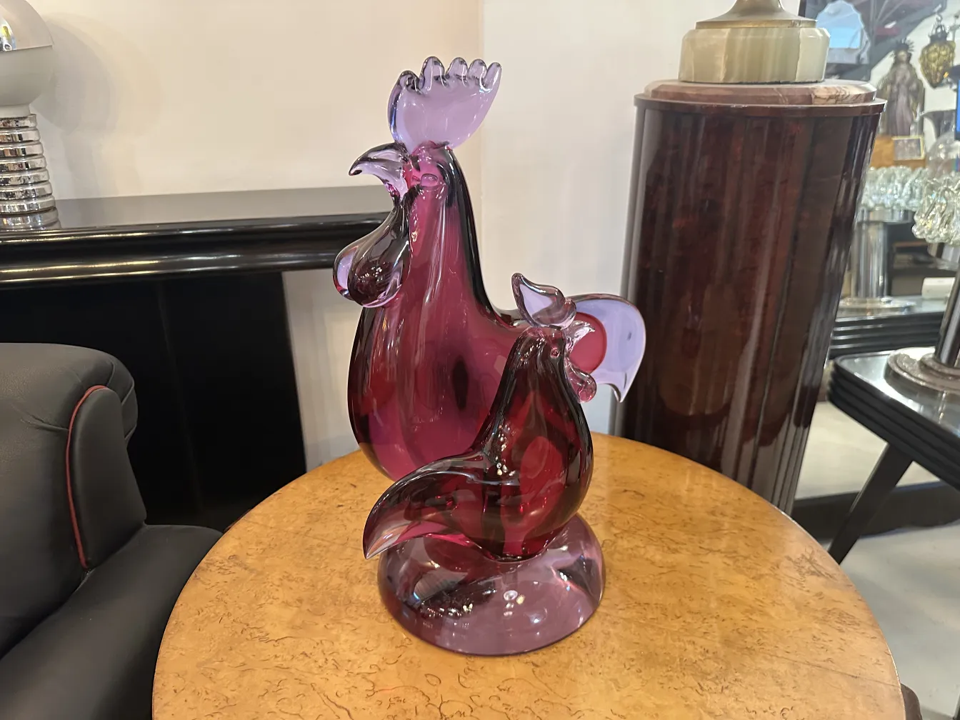 sculpture de murano en forme de coq coloré sur la table