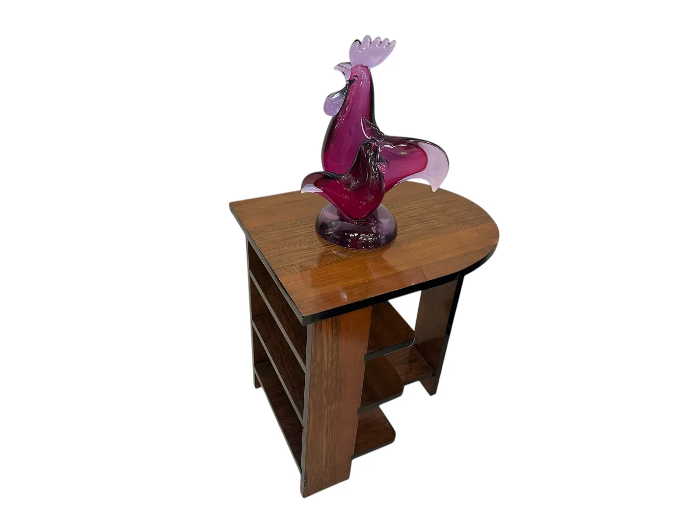 escultura de murano en colores vivos sobre mesa de madera