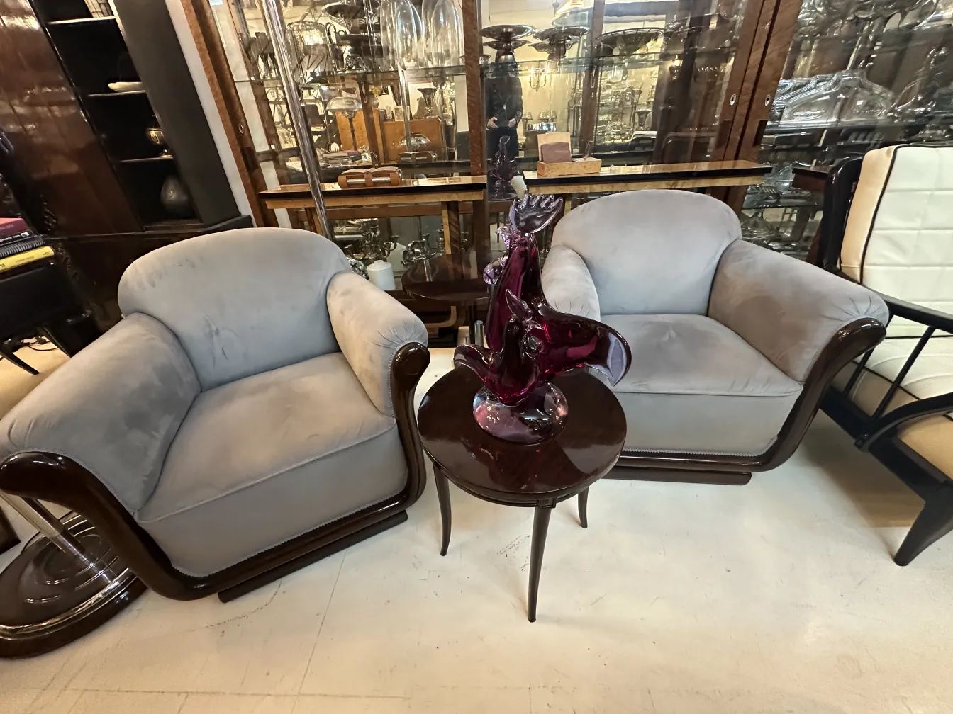 античная скульптура Мурано с красочными деталями и элегантными формами