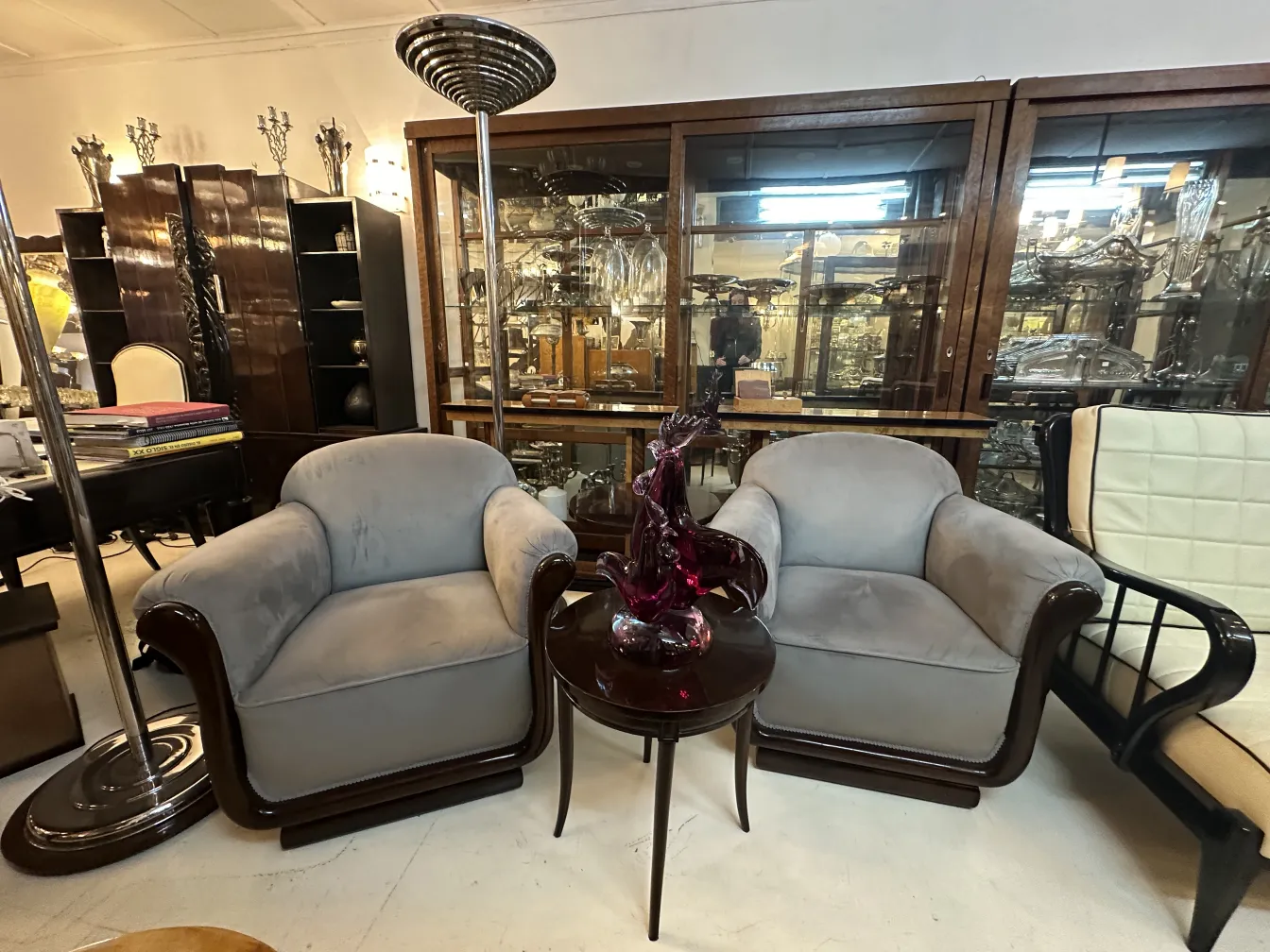 Scultura murano in un ambiente elegante con poltrone