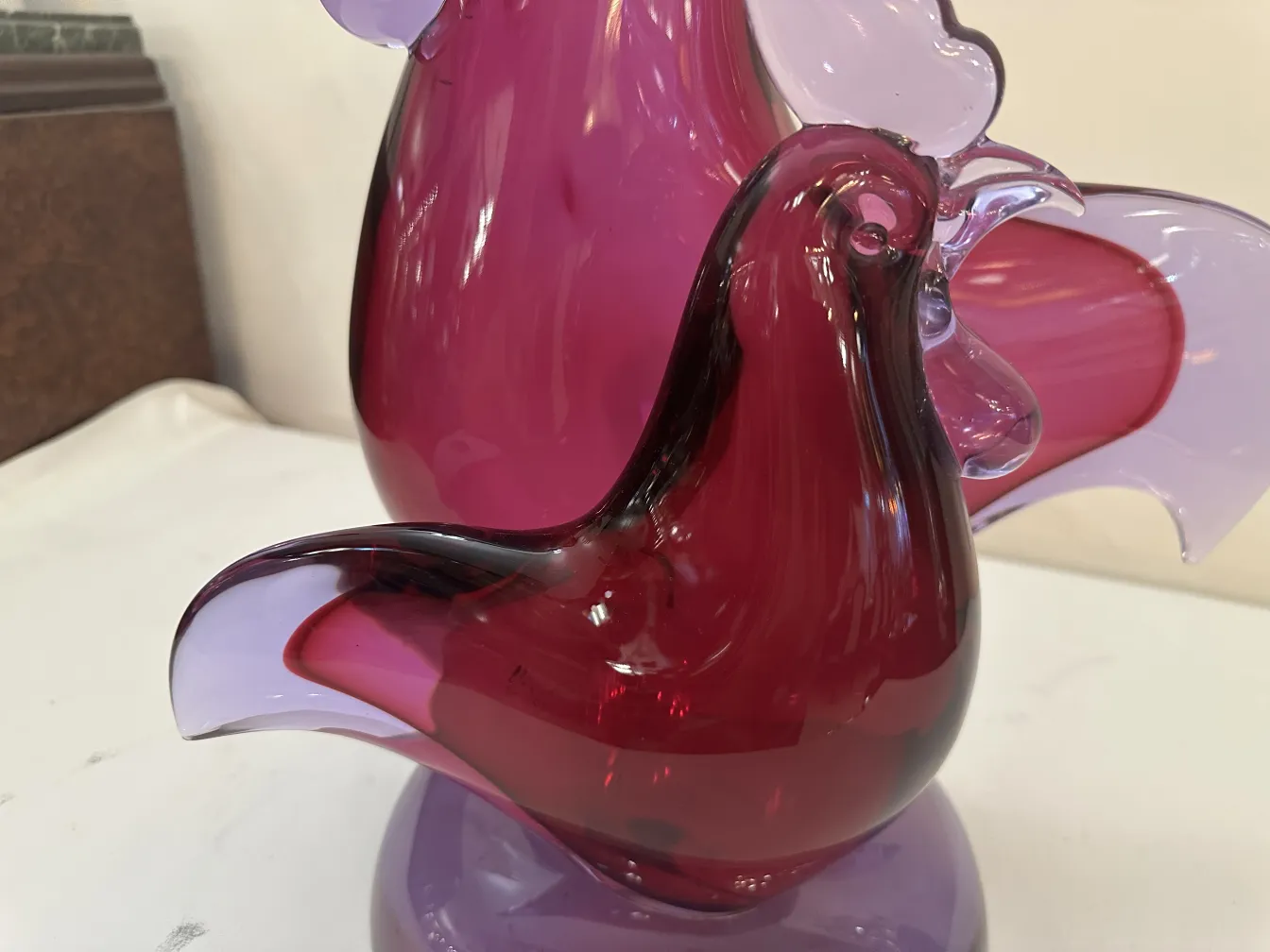 sculpture de murano ancienne en nuances de violet et rouge, forme d'oiseau