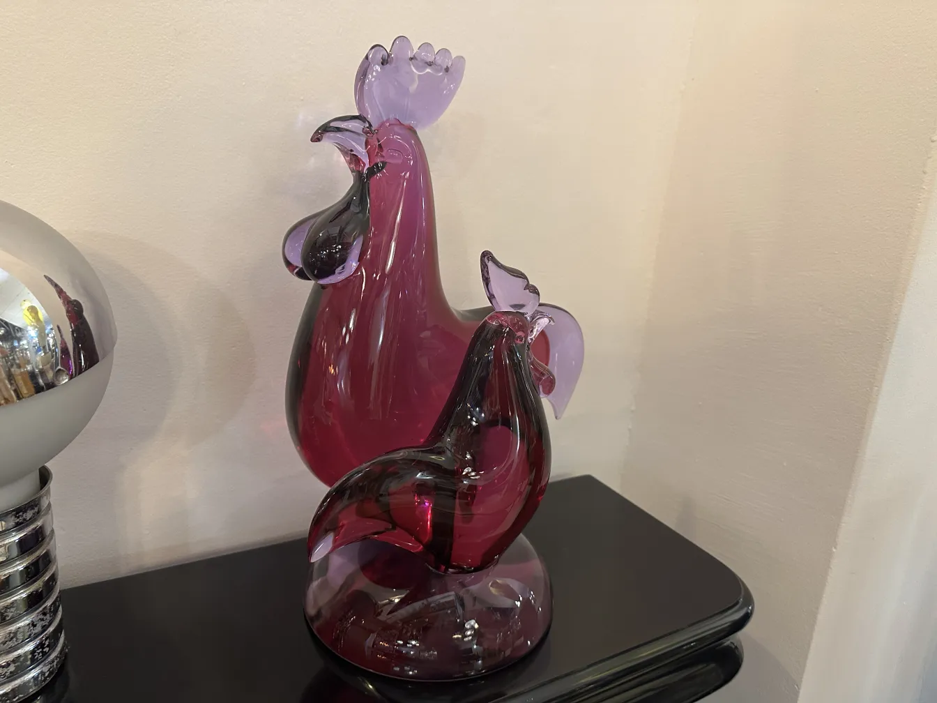 Escultura antigua de Murano en forma de gallo, colorido y vibrante