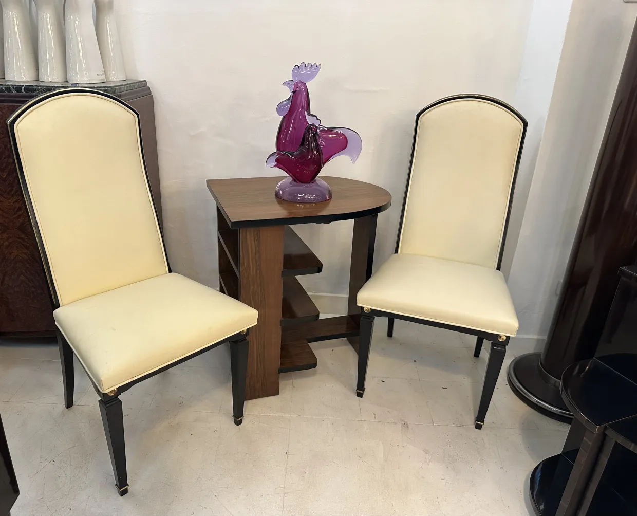 Escultura de Murano en una mesa con sillas beige