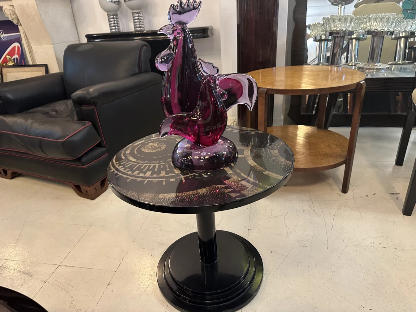 Scultura murano antica di gallo colorato su un tavolo