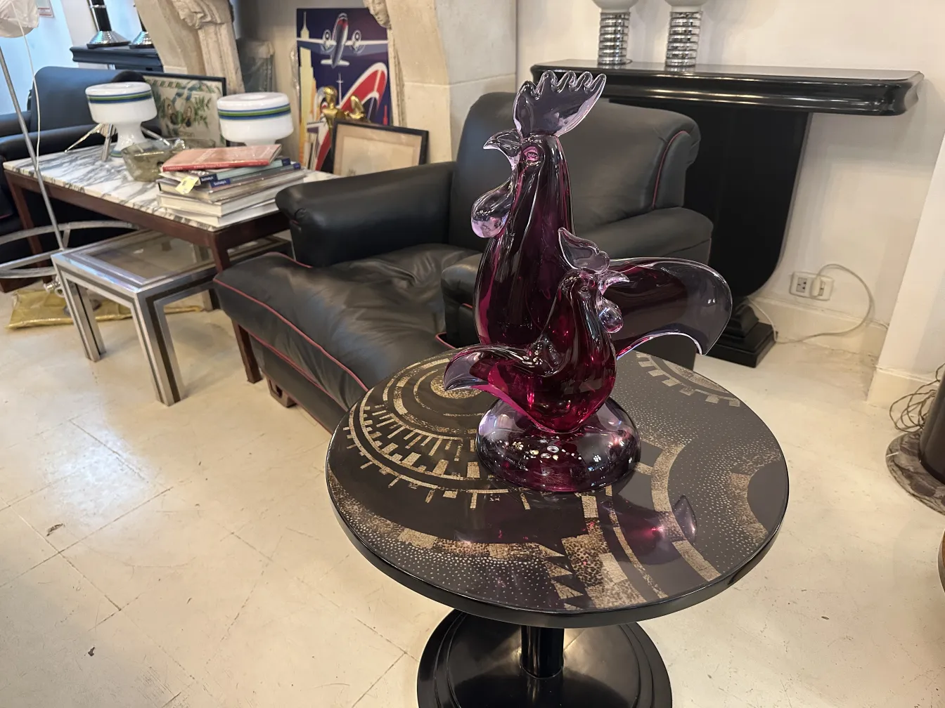 Scultura murano a forma di gallo su tavolo decorativo