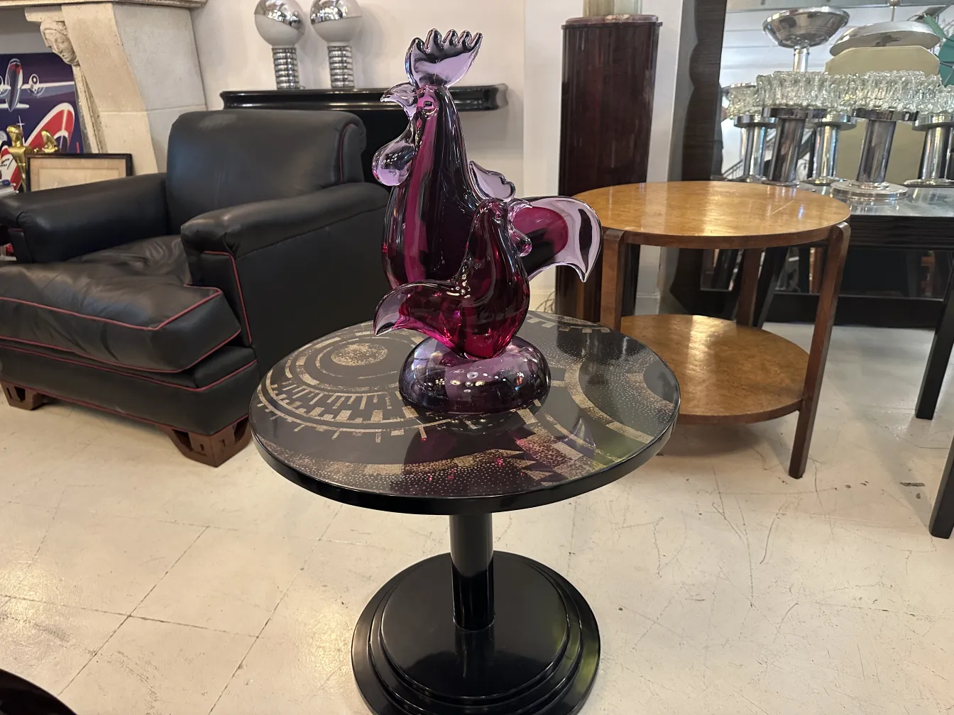 Escultura de Murano en forma de gallo sobre mesa de café