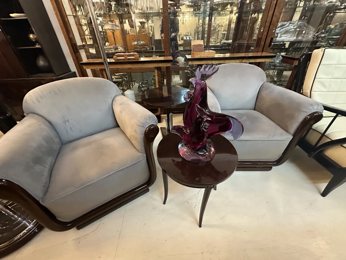 sculpture de murano violette sur une table dans un cadre ancien