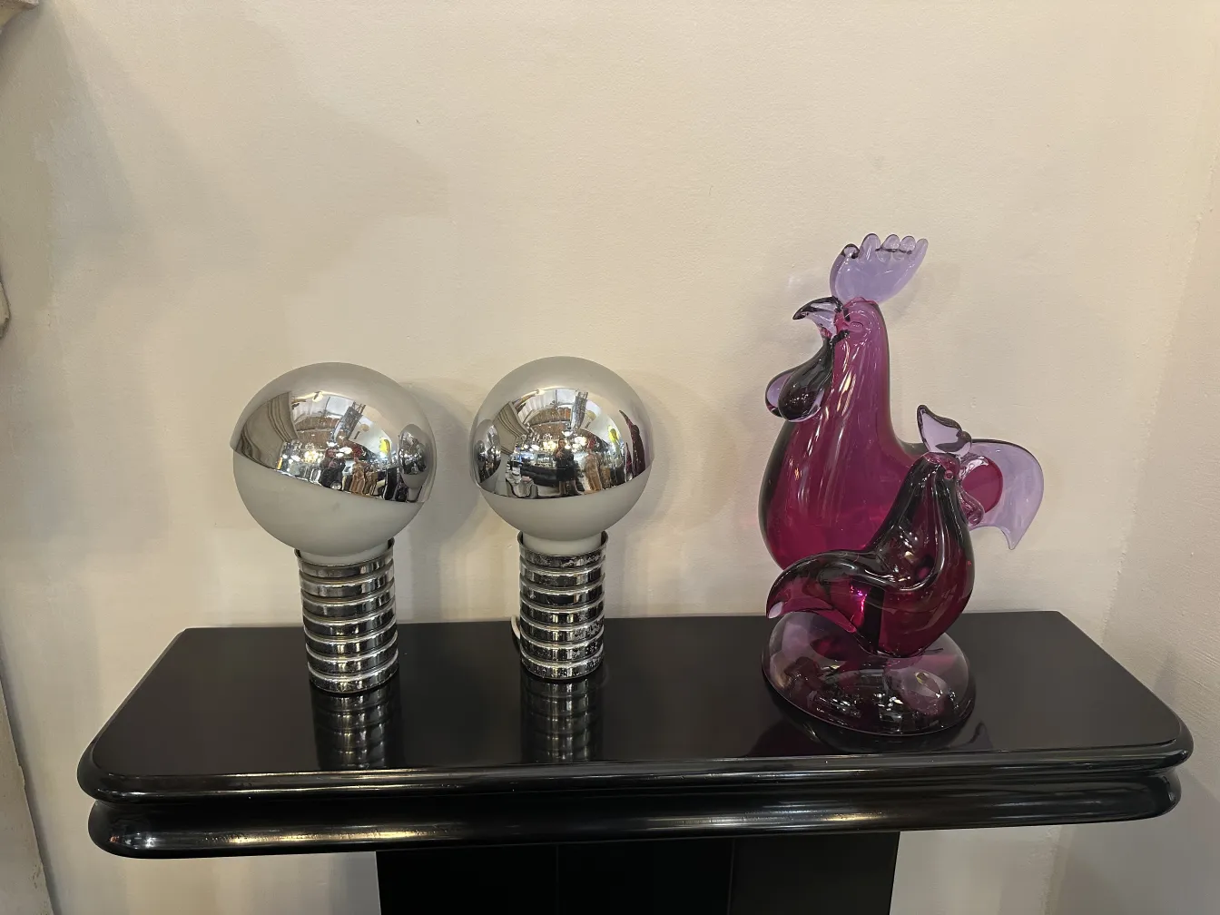 Antiga escultura de Murano em cores vibrantes com figuras