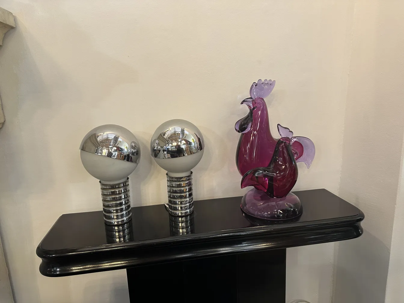 scultura murano con colori vivaci e forma di uccello, ambiente elegante