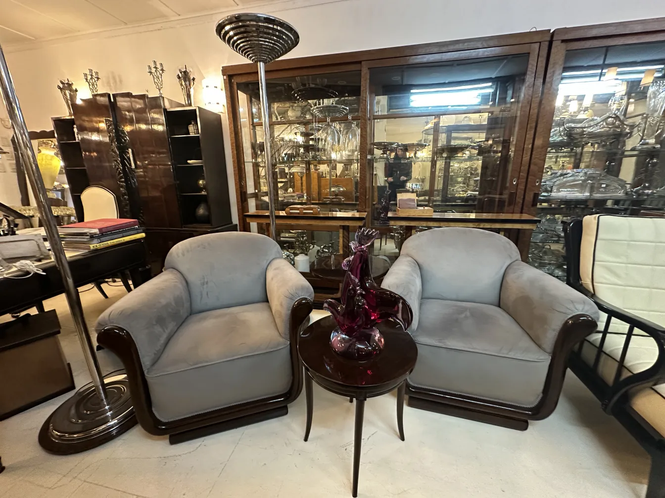 古董穆拉诺雕塑，造型优雅，色彩鲜艳，为舒适的环境增添装饰。