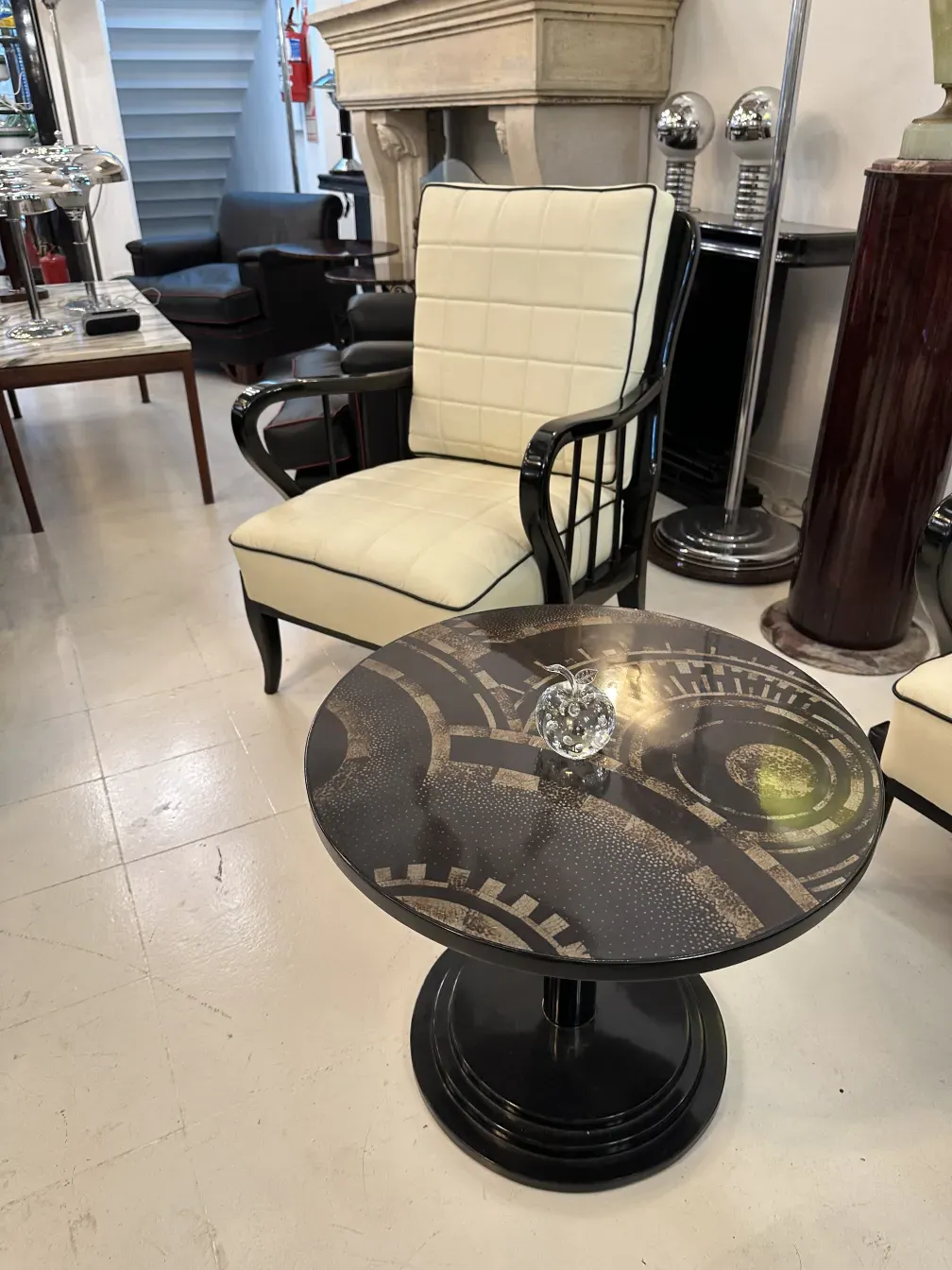 Escultura de Murano en un ambiente con muebles antiguos.