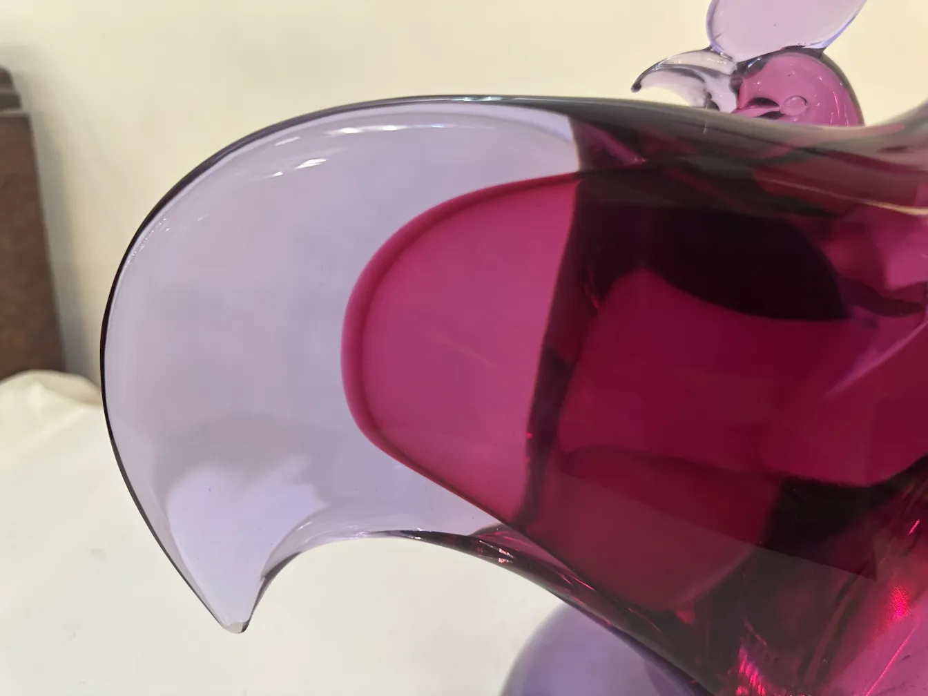 紫色とピンク色のトーンを持つ古代ムラーノ彫刻、装飾的。