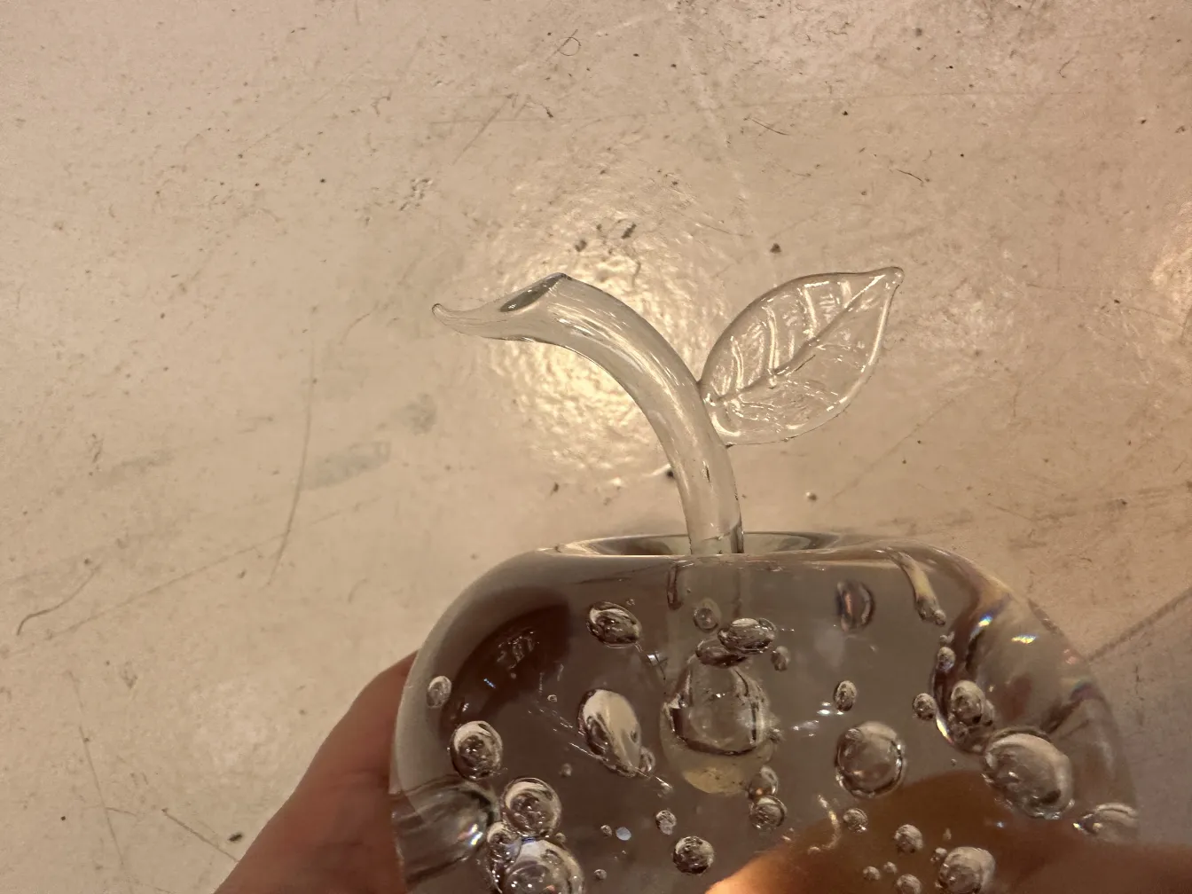 تمثال قديم لمورانو على شكل تفاحة مع ورقة