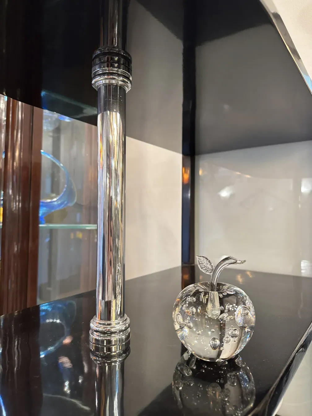 古老的穆拉诺雕塑在黑色背景上与苹果