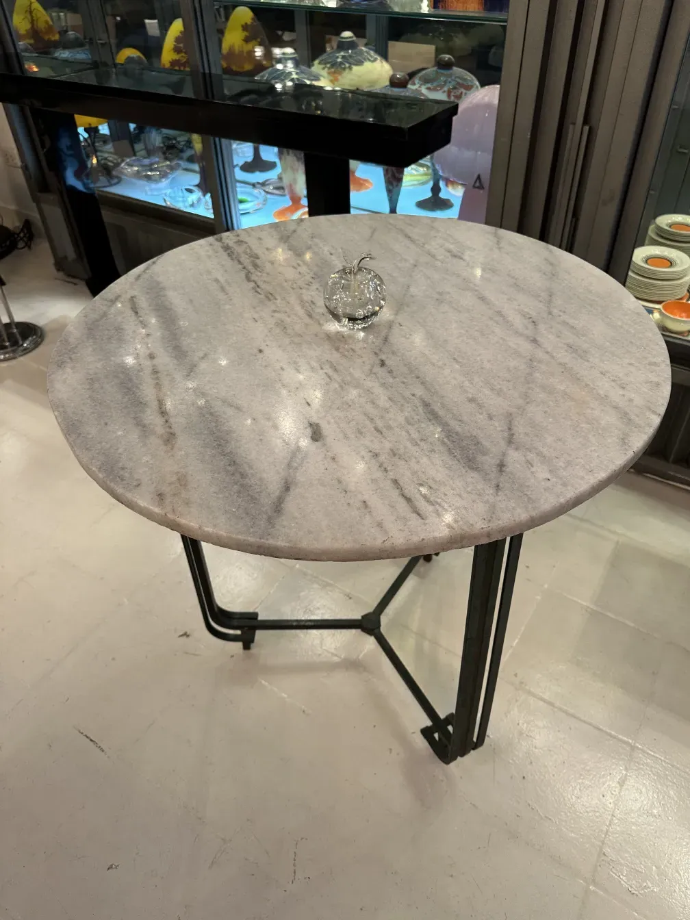 scultura murano con sfondo di antiquariato