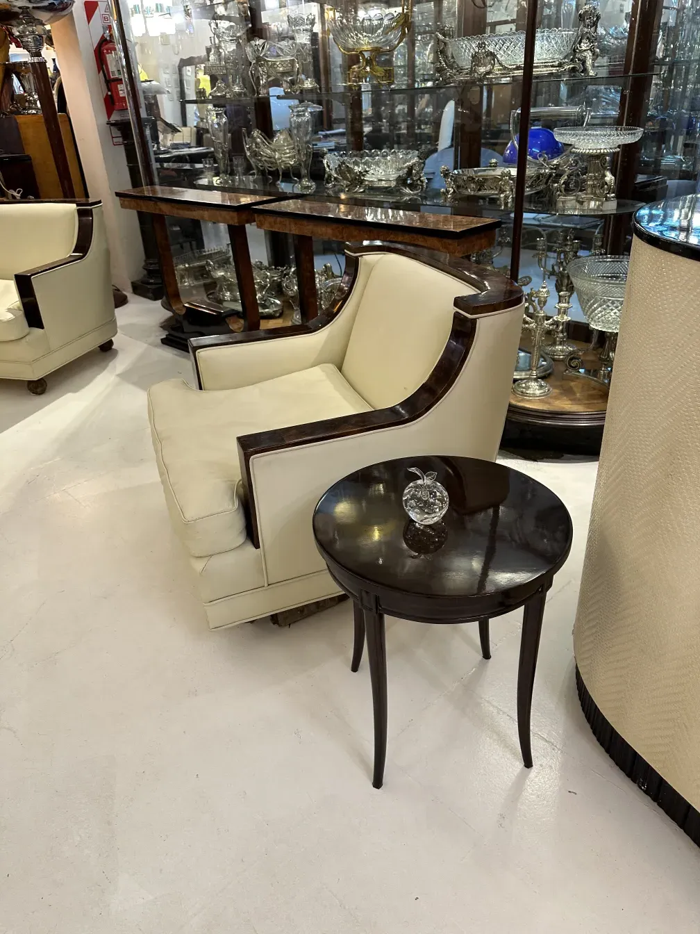 Una escultura de Murano en un entorno elegante con sillones y mesa.