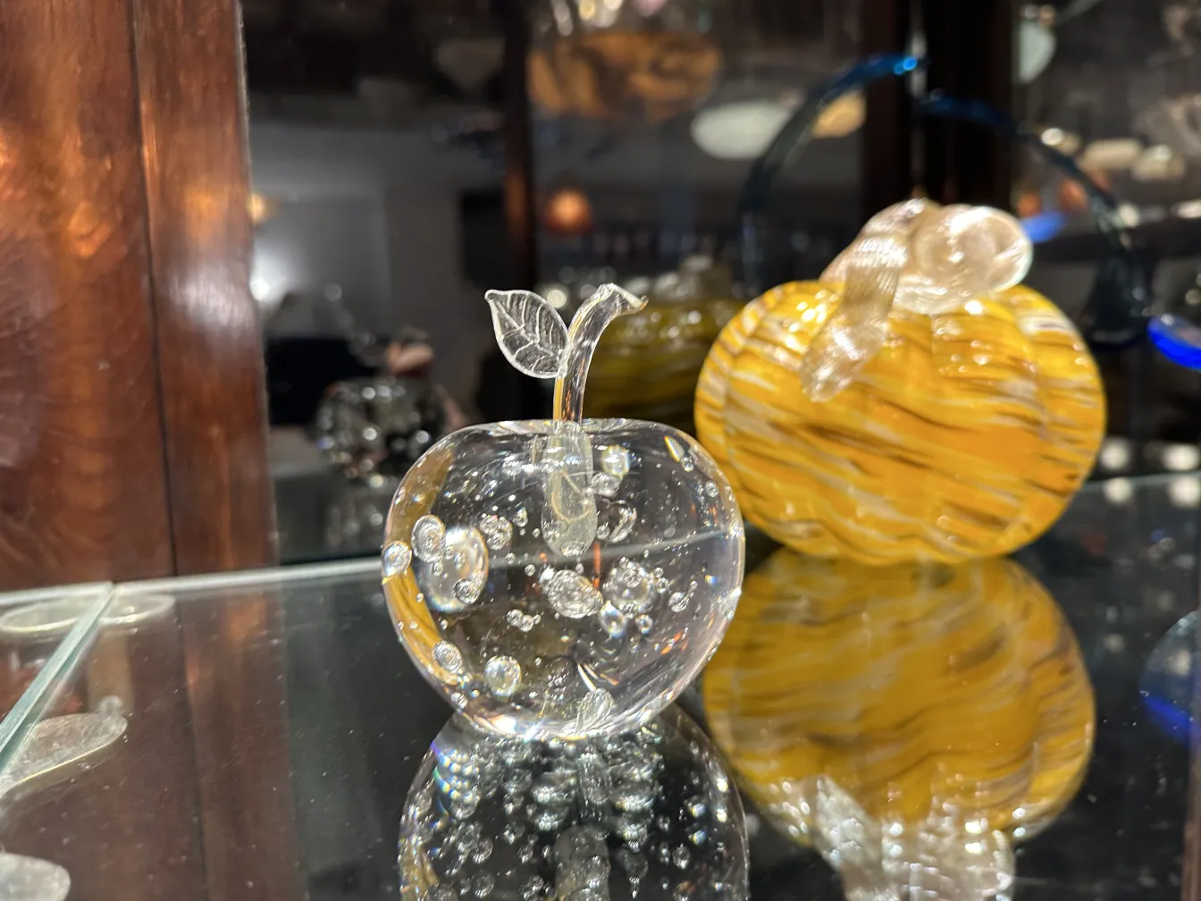 escultura de murano em forma de maçã com bolhas