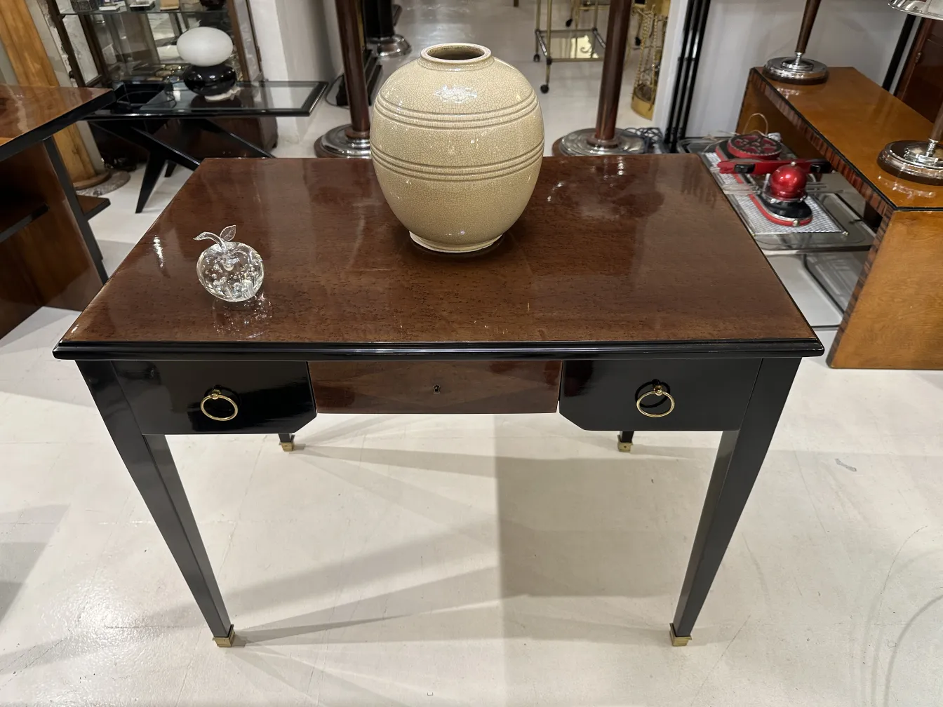 Escultura de Murano antiga em uma mesa, decorativa e elegante com uma base preta.