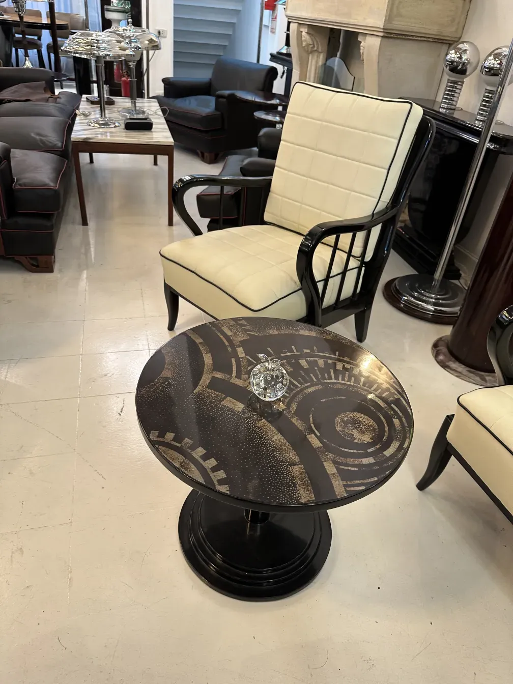 sculpture de murano antique dans une pièce élégante avec des chaises et des tables