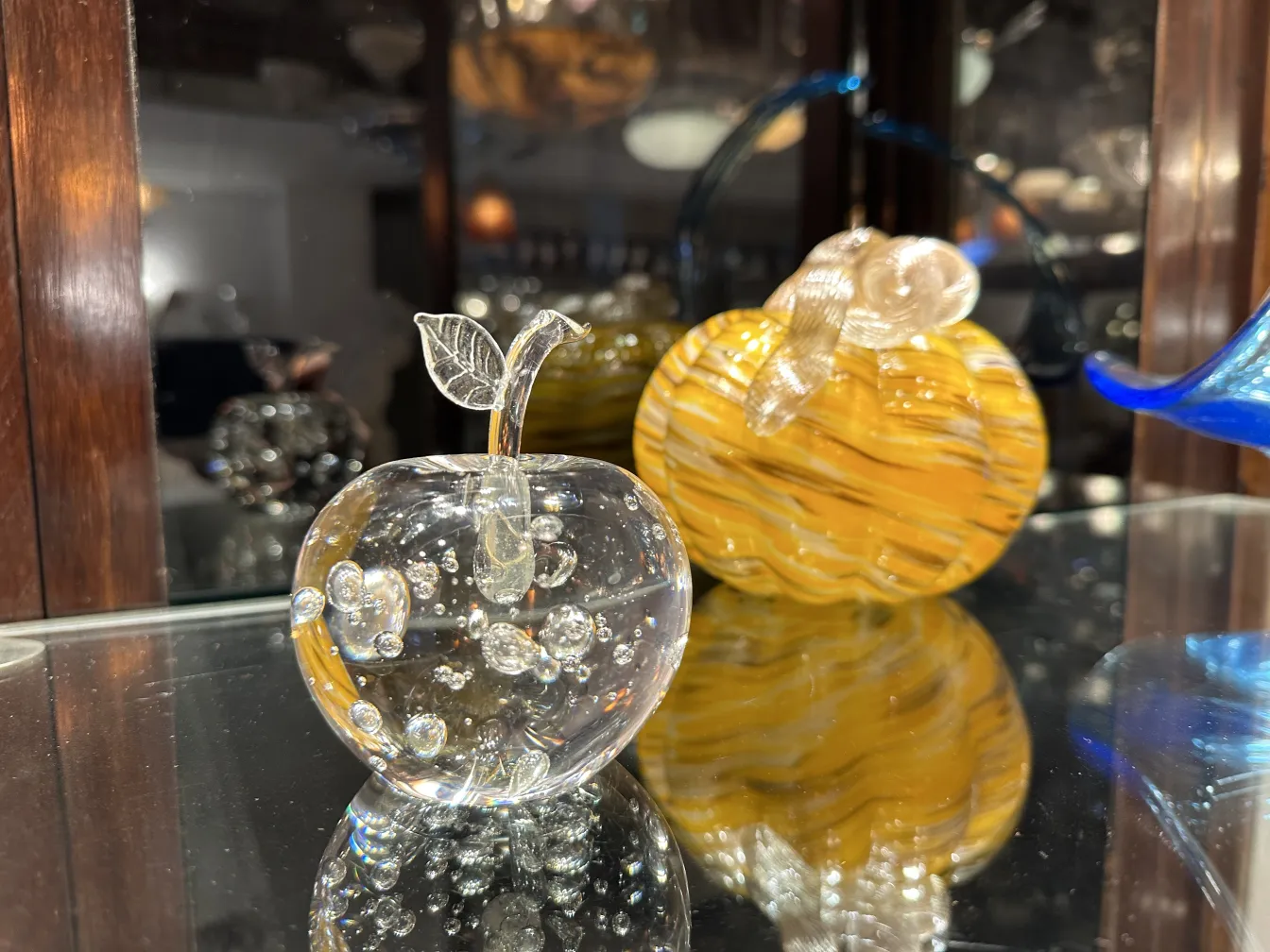 ムラーノ製のリンゴの彫刻、透明ガラス、気泡、装飾品