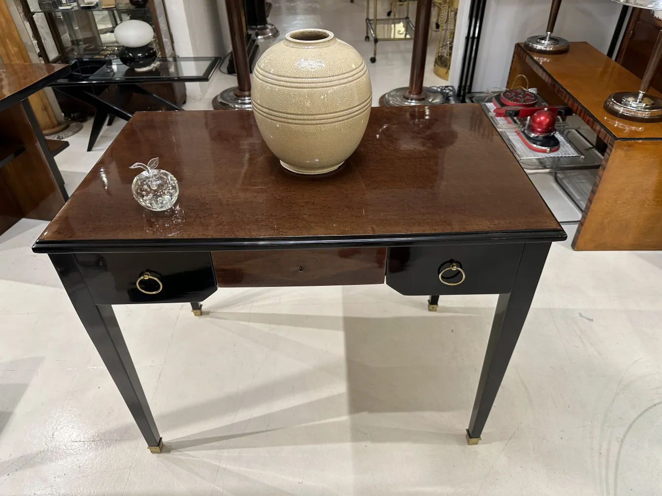 Antiga escultura de Murano em uma mesa, decorativa