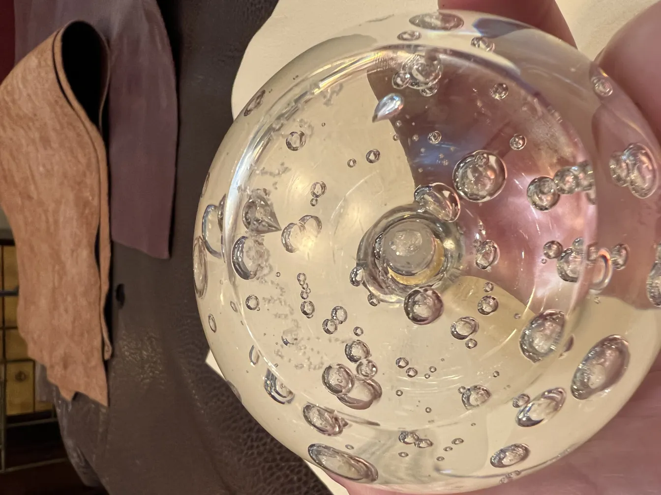 暗い背景に気泡のあるムラーノ彫刻